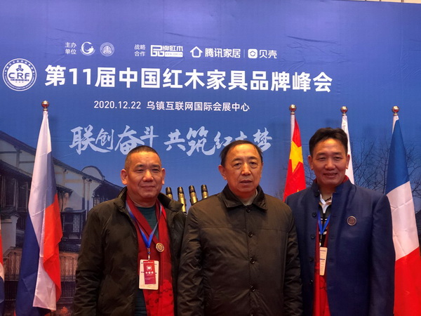 华厦.大不同董事长陈田华（左一）与国务院参事室特邀研究员、国家人社部原党组副书记、副部长、中国劳动学会会长杨志明 （右二），国方家居董事长陈新平（右一）合影