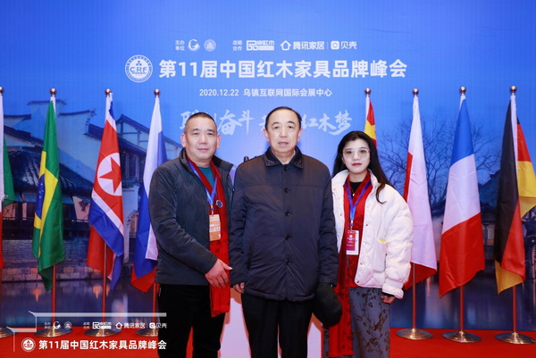 华厦·大不同董事长陈田华（左一）及其女儿陈莉丹（右一）与国务院参事室特邀研究员，国家人社部原党组副书记、副部长，中国劳动学会会长杨志明合影