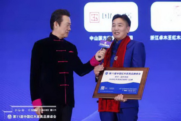 盛典现场，国方家居董事长陈新平接受中央电视台著名主持人赵保乐采访