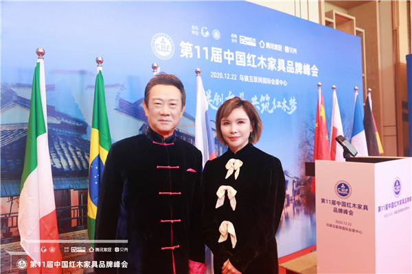 苏阳红执行董事黄美凤受邀出席盛会，并与中央电视台著名主持人赵保乐（左）合影.JPG
