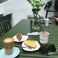 北欧奶茶咖啡店金属户外桌椅室外铁艺桌庭院彩色露天桌椅组合定制