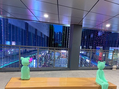 玻璃钢休闲椅商场景观雕塑创意人偶猫女凳公共休息椅户外公园椅子图2