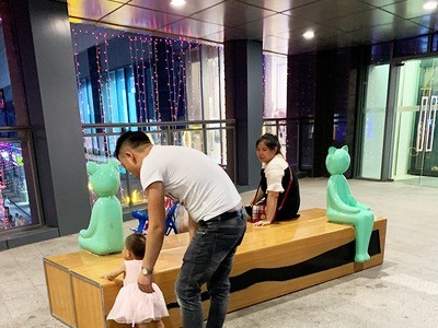 玻璃钢休闲椅商场景观雕塑创意人偶猫女凳公共休息椅户外公园椅子图4