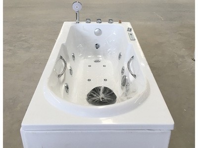 工厂直销进口亚克力独立式裙边浴缸冲浪按摩浴缸带下水和带双扶手图3