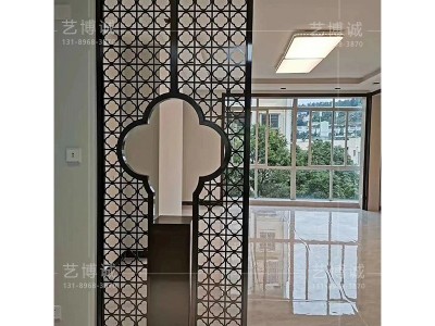 承接新中式隔断酒店会所装饰简约时尚不锈钢梅花造型花格通花屏风图3