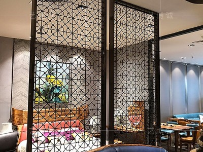 承接新中式隔断酒店会所装饰简约时尚不锈钢梅花造型花格通花屏风图2