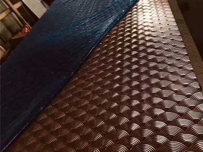 成都西北KTV茶几厂用玫瑰金菱形压花板卫生间门钛金镜面压花板图1