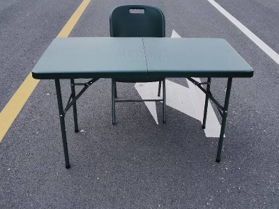 军绿吹塑桌 办公桌椅便携式野战折叠桌椅中空吹塑作训餐桌会议桌120x60x75cm