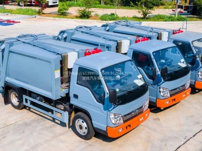 福田小卡压缩垃圾车    4.5方垃圾运输车    全密封压缩垃圾车后挂桶120升垃圾桶图1