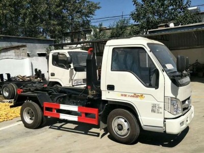 新款福田柴油勾臂式垃圾车 3立方车厢可卸式垃圾车 可定制配套垃圾箱    新农村垃圾转运车图1