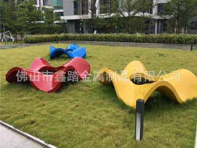 小区人造草坪喷漆不锈钢座椅雕塑 曲面锻打安装效果图
