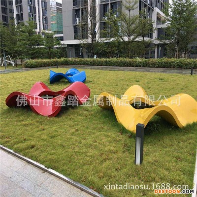小区人造草坪喷漆不锈钢座椅雕塑 曲面锻打安装效果图