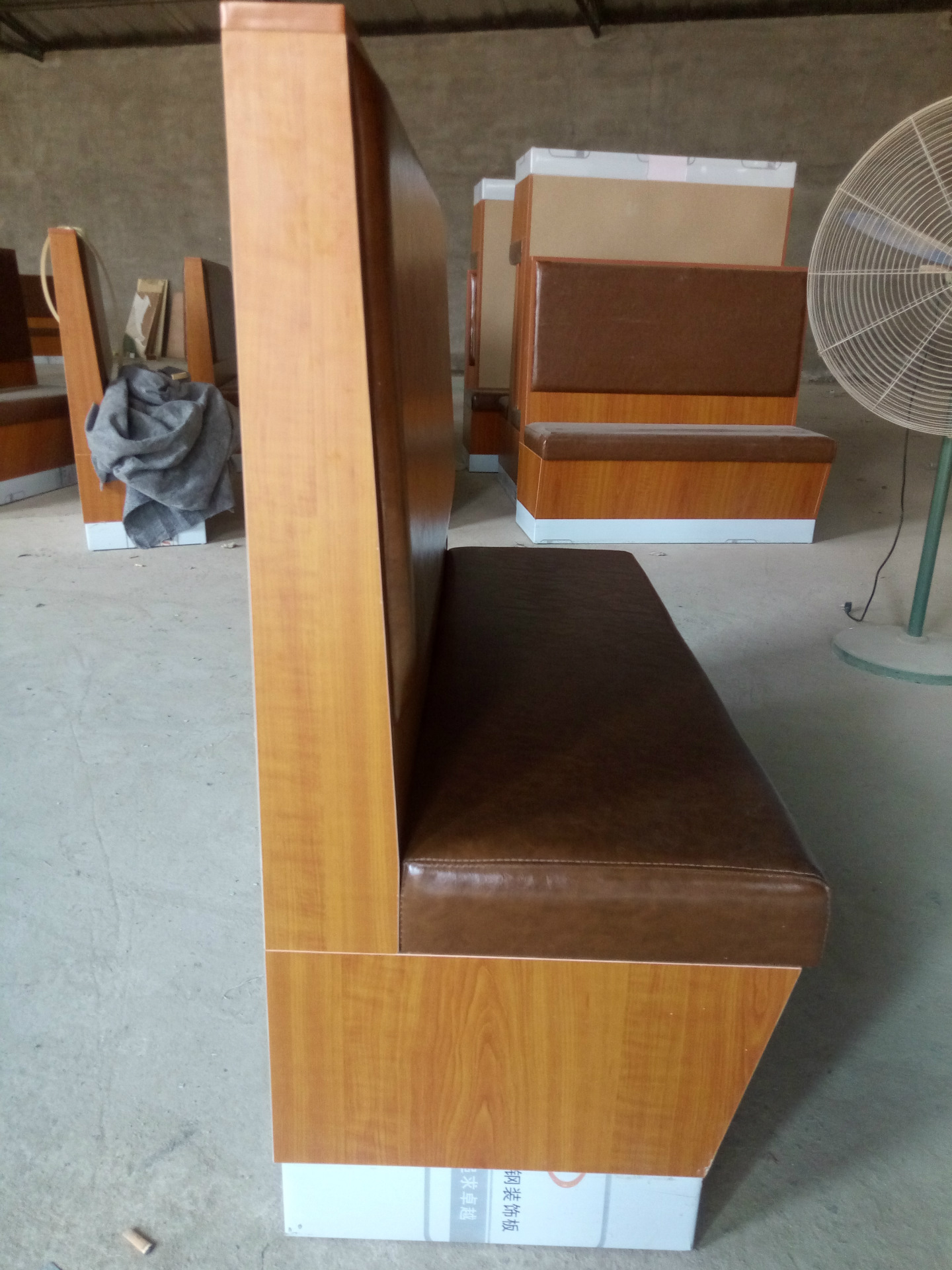 供应客厅卡座沙发 现代简约餐厅组合卡座窄沙发 皮质沙发椅定制示例图9