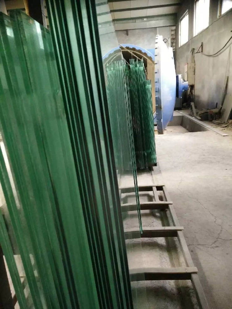 厂家直销夹胶夹丝钢化玻璃办公室隔断桌面茶几玻璃，台面夹胶玻璃示例图8