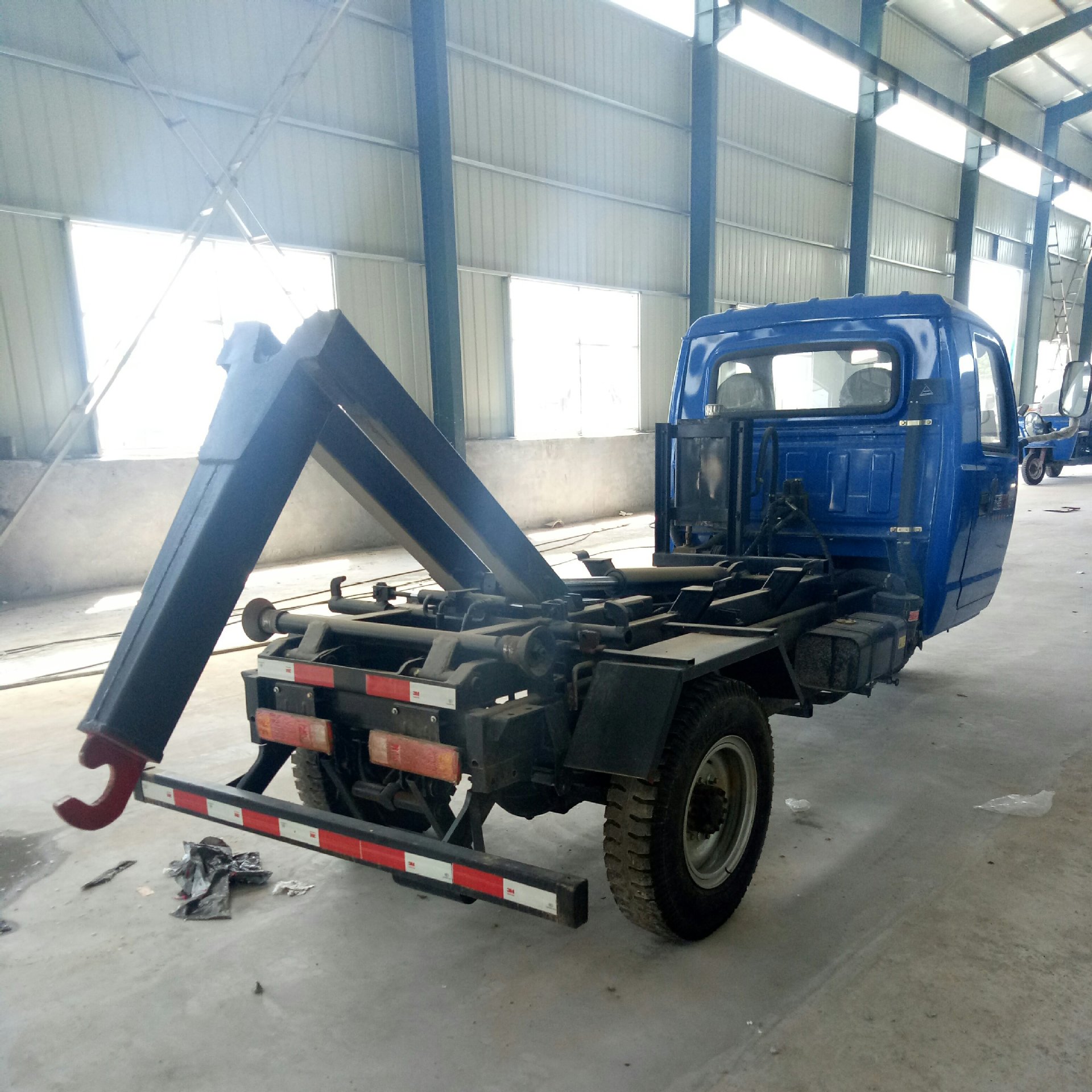 三轮勾臂垃圾车 小型垃圾清运车 拉臂式环卫车示例图6
