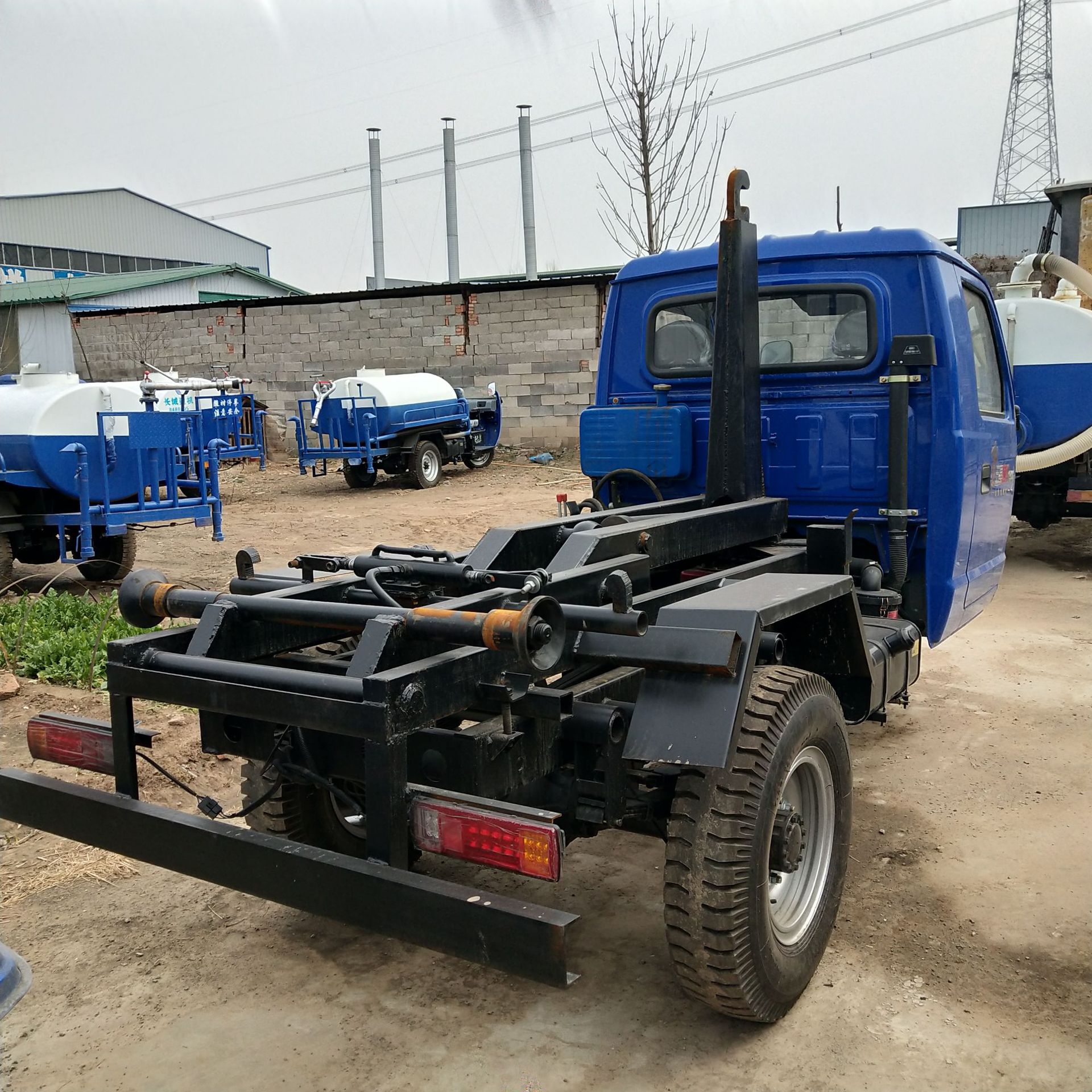 三轮勾臂垃圾车 小型垃圾清运车 拉臂式环卫车示例图8