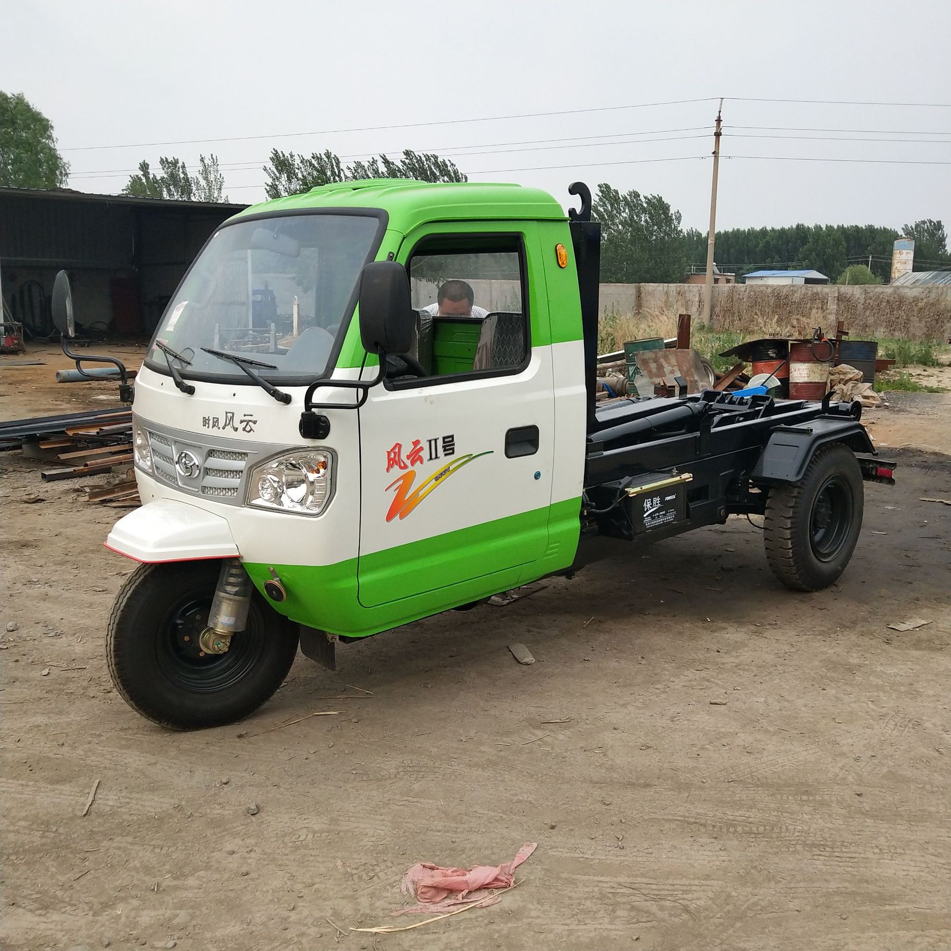 三轮勾臂垃圾车 小型垃圾清运车 拉臂式环卫车示例图15