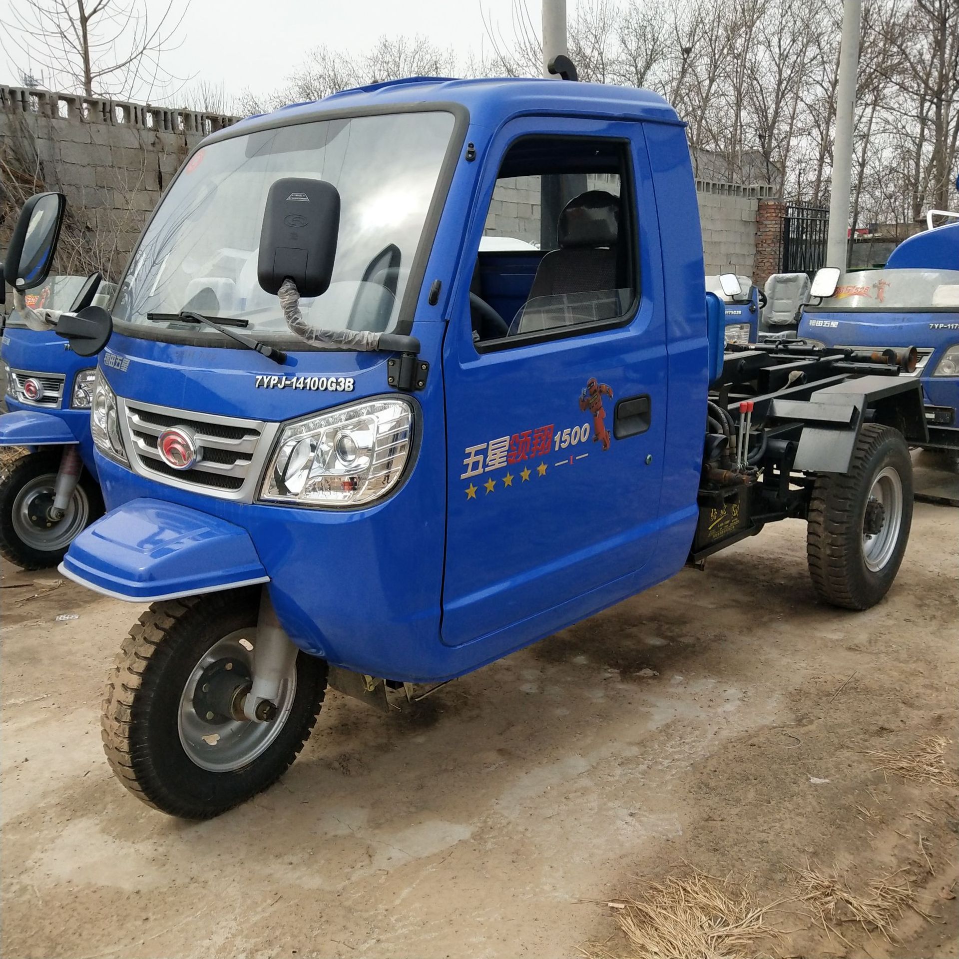 三轮勾臂垃圾车 小型垃圾清运车 拉臂式环卫车示例图14