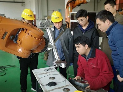 二手机器人租赁  码垛机器人  上下料机器人  工业机器人  库卡厂家图1