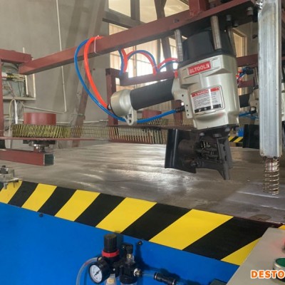 全自动托盘机 脚墩托盘打钉机 全自动托盘打钉 定制  全尺寸木托盘自动钉装机 硕展木工机械