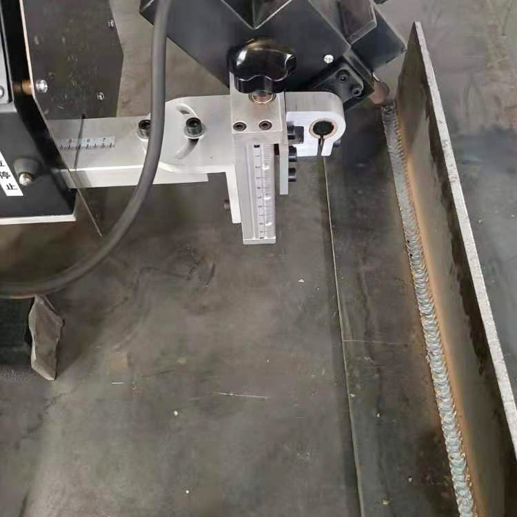 焊镭 小型管道焊接设备 工业机器人 磁力道轨